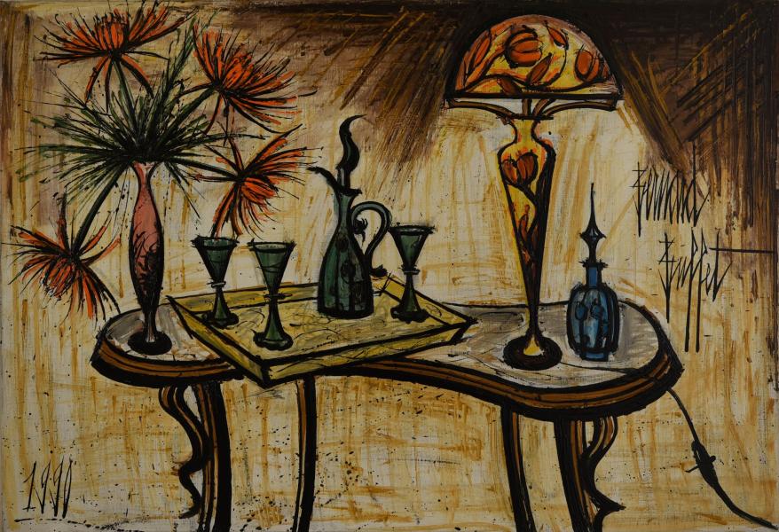 Gallé, fleurs, aiguière, trois verres et lampe sur un guéridon, 1990